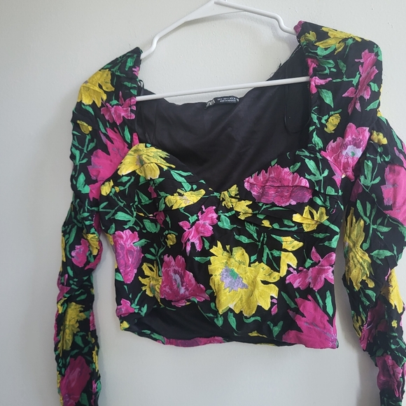 Zara Floral Black and Pink Cropped Long Rouched Sleeve Shirt size Small - Picture 3 of 5
